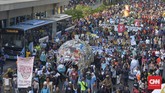 Monster plastik terbentuk dari sampah plastik yang diangkut dari pantai dan laut oleh relawan pegiat lingkungan bersama masyarakat. (CNN Indonesia/Daniela Dinda)