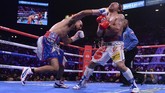 Keith Thurman beberapa kali membuat Manny Pacquiao kerepotan, terutama di ronde ketujuh. (REUTERS/Joe Camporeale-USA TODAY Sports)