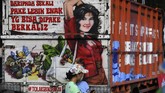 Kampanye ini mengedukasi masyarakat terkait bahaya atau dampak buruk penggunaan kantong plastik sekali pakai melalui media monster sampah. (ANTARA FOTO/Akbar Nugroho Gumay)