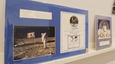Armstrong dan Aldrin mengaku kesulitan menancapkan tiang dengan bendera AS di Bulan lantaran permukaannya berupa batuan. (REUTERS/Lucas Jackson)