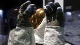 Selain kostum, sarung angan yang terbuat dari plastik silikon juga menjadi bagian penting yang dikenakan astronaut saat di Bulan. (REUTERS/Lindsey Wasson)