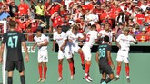 Trent Alexander-Arnold melepaskan tendangan bebas untuk Liverpool. The Reds mampu menyamakan kedudukan 1-1 lewat Divock Origi pada menit ke-44 melalui kemelut di dalam kotak penalti. (Joseph Prezioso / AFP)