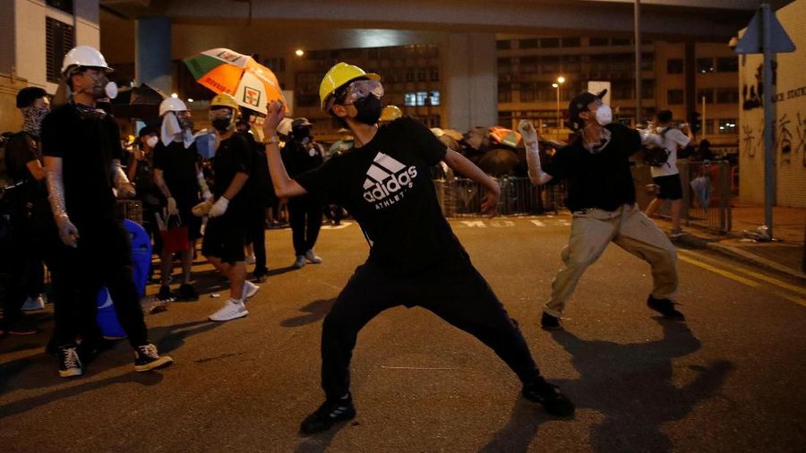 Aksi unjuk rasa di Hong Kong pada akhir pekan kemarin kembali berakhir dengan bentrokan.