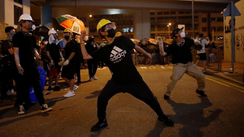 Aksi unjuk rasa di Hong Kong pada akhir pekan kemarin kembali berakhir dengan bentrokan.