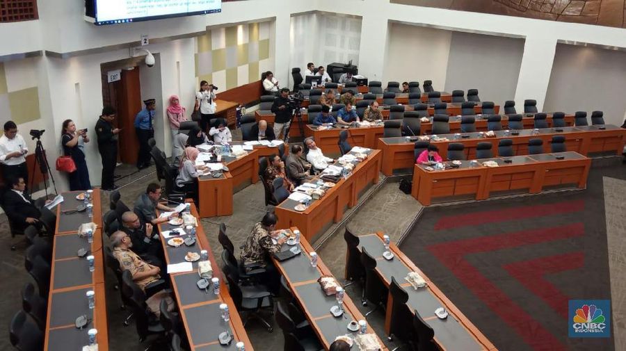 Badan Anggaran DPR RI menggelar rapat kerja dengan Menteri Keuangan RI dan Gubernur Bank Indonesia (CNBC Inonesia/ Yanurisa Ananta)