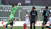 Kiper Liverpool Andy Lonergan menangkap bola. Skor imbang 1-1 bertahan hingga akhir babak pertama. (Joseph Prezioso / AFP)