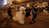 Kerusuhan dalam unjuk rasa di Hong Kong seolah menjadi lazim yang diawali dengan aksi menentang pembahasan RUU Ekstradisi. (REUTERS/Edgar Su)