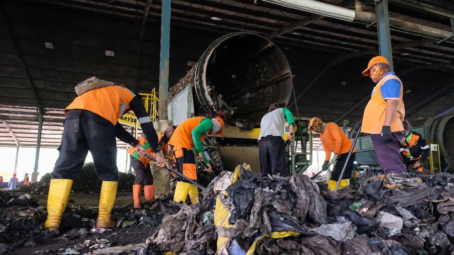 Proses Pemilahan Sampah di TPST Bantargebang, selanjutnya akan digunakan sebagai bahan bakar alternatif di PT Solusi Bangun Indonesia, Pabrik Narogong Jawa Barat.  (dok. Semen Indonesia)