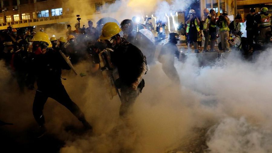 Aksi unjuk rasa di Hong Kong pada akhir pekan kemarin kembali berakhir dengan bentrokan.