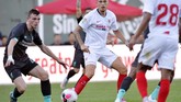 Bek Liverpool Andy Robertson (kiri) berduel dengan pemain Sevilla Lucas Ariel Ocampos. Laga sempat berjalan ketat meski baik Liverpool dan Sevilla kesulitan mencetak gol. (Photo by (Joseph Prezioso / AFP)