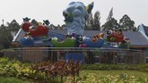 Manajemen Ancol mengundang para petugas PPSU alias Pasukan Oranye untuk berwisata gratis di Dunia Fantasi, Taman Impian Jaya Ancol, Senin (22/7). (Antara Foto/ Wahyu Putro A)