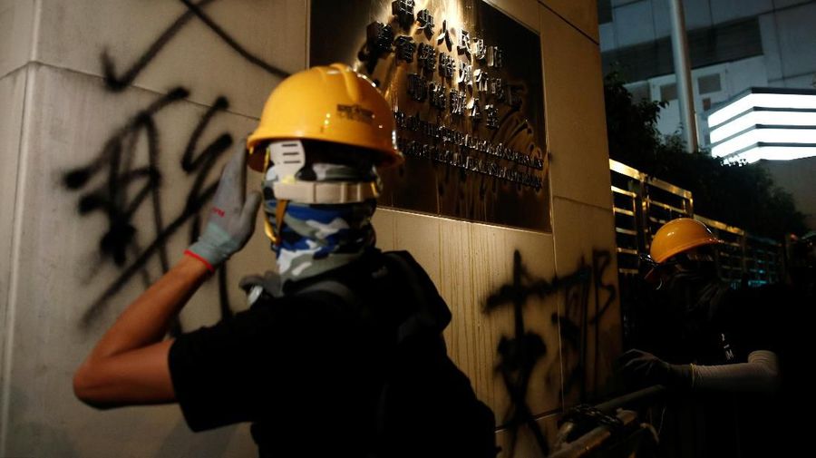 Aksi unjuk rasa di Hong Kong pada akhir pekan kemarin kembali berakhir dengan bentrokan.