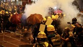 Anti-extradition demonstrators are seen a barricade, after a march to call for democratic reforms in Hong Kong, China July 21, 2019. REUTERS/Edgar Su TPX IMAGES OF THE DAY