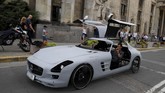 Mobil sport bertenaga 'dengkul' ini menyita perhatian warga setempat. (REUTERS/Kacper Pempel)
