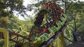 Antrean yang mengular tidak menyurutkan semangat Pasukan Oranye untuk naik berbagai wahana yang menantang. (Antara Foto/ Wahyu Putro A)