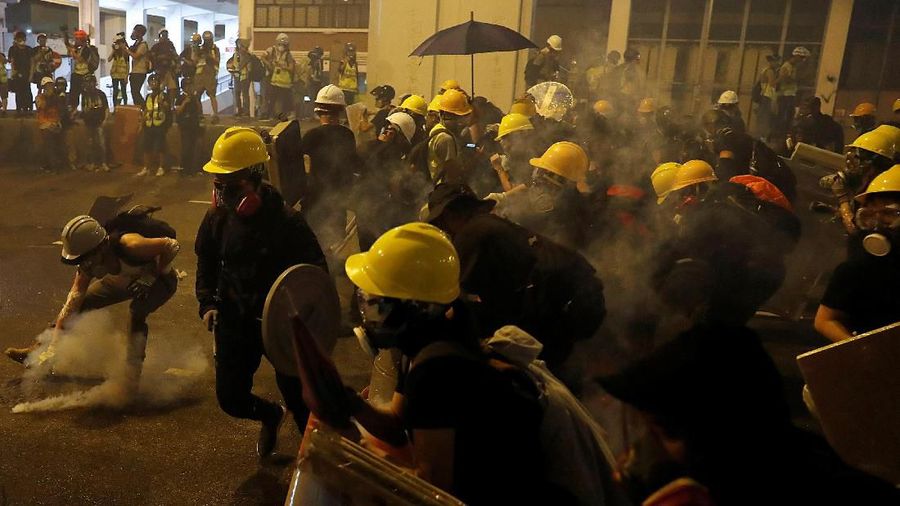 Aksi unjuk rasa di Hong Kong pada akhir pekan kemarin kembali berakhir dengan bentrokan.