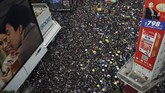 Massa demonstran Hong Kong kembali menutup kawasan pusat kota dan membuat kegiatan di akhir pekan lumpuh. Sudah enam pekan gelombang unjuk rasa membuat wilayah bekas jajahan Inggris itu bergolak. (REUTERS/Tyrone Siu)