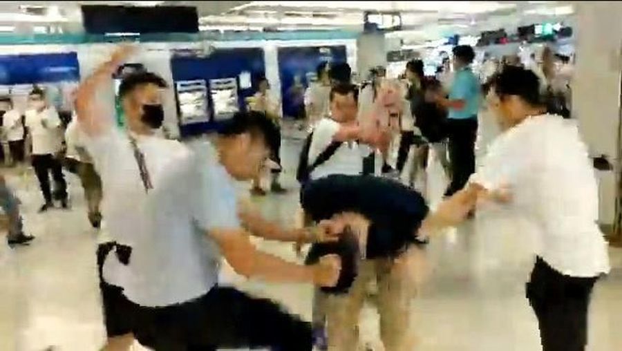 Sekelompok orang tak dikenal berbaju putih bersenjatakan tongkat kayu dan besi menyerang massa pengunjuk rasa yang berpakaian hitam
