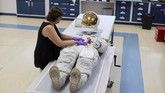 Kostum astronaut dibuat oleh perusahaan pakaian dalam Playtex melalui divisi International Latex Corporation (ILC) Dover, dilengkapi pendingin cair untuk menjaga suhu tubuh tetap nyaman di kondisi esktrem. (REUTERS/Kevin Fogarty)