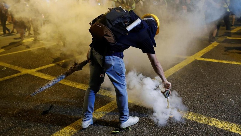 Aksi unjuk rasa di Hong Kong pada akhir pekan kemarin kembali berakhir dengan bentrokan.