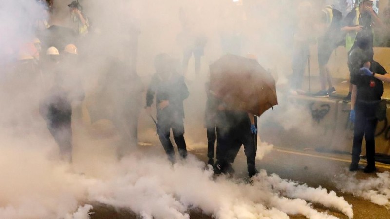Aksi unjuk rasa di Hong Kong pada akhir pekan kemarin kembali berakhir dengan bentrokan.