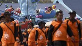 Dengan mengenakan seragam, ratusan Petugas Oranye terlihat bersemangat menikmati sejumlah wahana permainan yang ada di Dufan. (Antara Foto/ Wahyu Putro A)