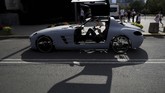 Andrzej Burek terlihat sangat menikmati mengayuh sepeda berbodi mobil sport Mercedes SLS AMG. (REUTERS/Kacper Pempel)