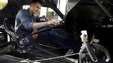 Bagian dasbor, kursi dan fitur-fitur mewah pada mobil tidak tampak di dalam kabin. Yang terlihat cuma sistem mekanis sepeda kayuh. (REUTERS/Kacper Pempel)
