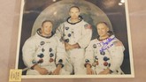 Edwin 'Buzz' Aldrin dan Neil Armstrong membawa sampel 22 kilogarm material yang terdiri dari 50 batuan, sampel tanah bulan, dan dua tabung berisi material dari dalam 'perut' Bulan. (REUTERS/Lucas Jackson)