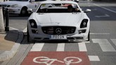 Dengan percaya diri, Burek mengendarai sepeda berbodi mobil sport di depan Istana Kebudayaan di Warsawa, Polandia pada 21 Juli 2019. (REUTERS/Kacper Pempel)