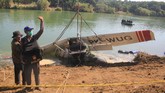 Pesawat Cessna jatuh di Sungai Cimanuk Kabupaten Indramayu, Jawa Barat, Senin (22/7). Pesawat itu berisi dua orang awak pesawat. (ANTARA FOTO/Dedhez Anggara/aww).