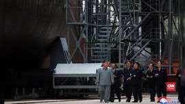 VIDEO: Kim Jong-un Sidak Proyek Kapal Selam Korut