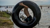 Seorang anak kecil bermain di Pantai Mayabeque. (AFP/Yamil Lage)