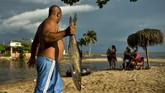 Bagi penduduk setempat, pergi ke pantai sering kali menjadi tantangan. Sebagian besar dari mereka tidak memiliki mobil, dan tidak mampu membayar ongkos bus untuk membawa mereka ke pantai. (AFP/Yamil Lage)