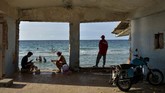 Penduduk Kuba berharap mereka bisa menikmati pantai-pantai 'surgawi' yang ada di negaranya. (AFP/Yamil Lage)