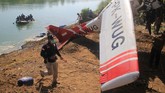 Usai diangkat dari dasar sungai, badanpesawat akan dibawa oleh Komite Nasional Keselamatan Transportasi (KNKT) untuk kepentingan penyelidikan tentang penyebab kecelakaan tersebut. (ANTARA FOTO/Dedhez Anggara/aww).