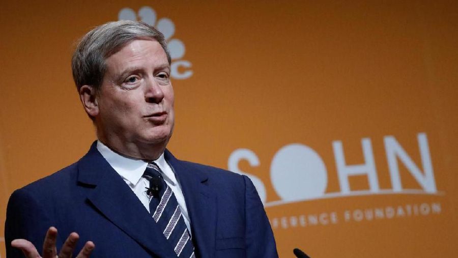 Stanley Druckenmiller, former chairman and president of Duquesne Capital, speaks during the Sohn Investment Conference in New York City, U.S., May 8, 2017. REUTERS/Brendan McDermid