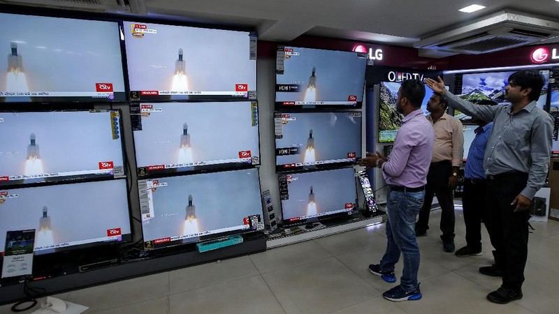 India berhasil mengirim pesawat ruang angkasa untuk mengeksplorasi endapan air di bulan dalam peluncuran pada Senin (22/07).