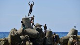 Hingga saat ini, selama bertahun-tahun, penduduk Kuba dilarang masuk hotel dan masih tidak diizinkan naik kapal. (AFP/Yamil Lage)