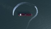 Pemilik tanker itu juga mengklaim kapal mereka tengah berada di perairan internasional saat ditangkap. Selat Hormuz merupakan jalur yang dilalui kapal-kapal yang mengangkut sepertiga suplai minyak mentah dunia. (Morteza Akhoondi/Tasnim News Agency via AP)