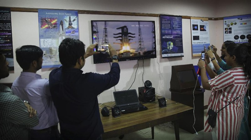 India berhasil mengirim pesawat ruang angkasa untuk mengeksplorasi endapan air di bulan dalam peluncuran pada Senin (22/07).