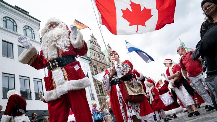 Sinterklas berkumpul di Denmark Santas from from all over the globe parade through Copenhagen, Denmark, July 22, 2019. Ritzau Scanpix/Liselotte Sabroe via Reuters NO RESALES. NO ARCHIVES THIS IMAGE HAS BEEN SUPPLIED BY A THIRD PARTY. DENMARK OUT.