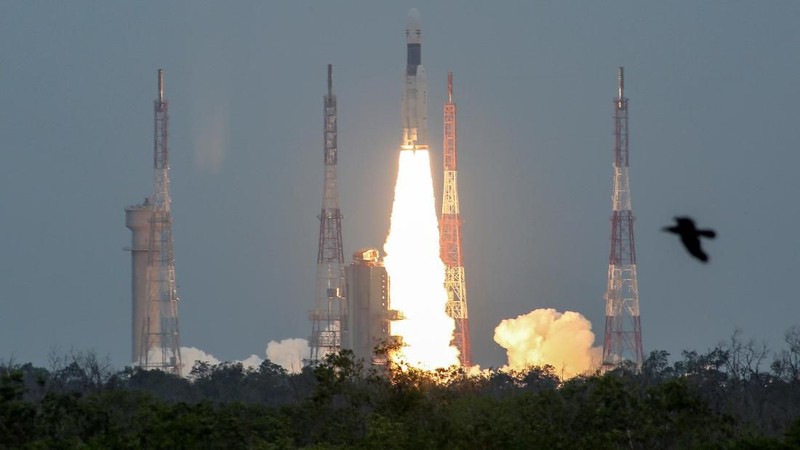 India berhasil mengirim pesawat ruang angkasa untuk mengeksplorasi endapan air di bulan dalam peluncuran pada Senin (22/07).