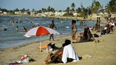 Pantai Guanabo tak seindah di Varadero, tetapi itu bukan masalah bagi Gonzalez, yang datang ke sana bersama keluarganya. (AFP/Yamil Lage)