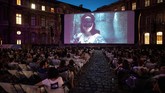 Di Prancis, musim panas selalu disambut gembira. Salah satu sebabnya, warga setempat bisa menonton film di tempat terbuka. (PHILIPPE LOPEZ / AFP)