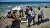 Sementara turis asing berbondong-bondong ke destinasi wisata bahari di Havana seperti Varadero, yang tahun ini mendapat predikat pantai terindah kedua di dunia oleh TripAdvisor, penduduk Kuba harus puas menikmati pantai di kawasan lain. (AFP/Yamil Lage)