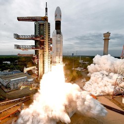 Sempat Batal, India Sukses Luncurkan Roket ke Bulan