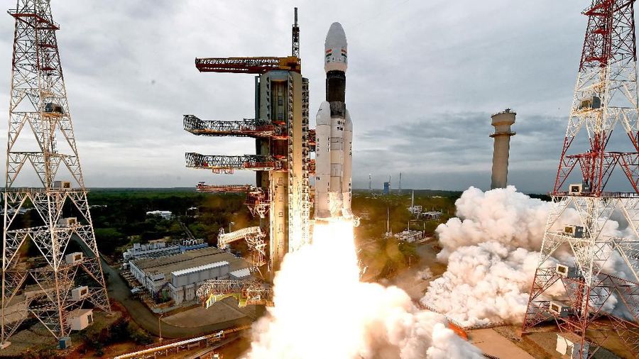 India berhasil mengirim pesawat ruang angkasa untuk mengeksplorasi endapan air di bulan dalam peluncuran pada Senin (22/07).