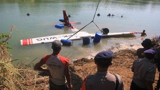 FOTO: Evakuasi Pesawat Cessna Jatuh di Indramayu