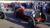 Mobil balap kuno lainnya, Bugatti 51 A 1936, bersama pebalapnya, Rolf Wyss, juga terlihat menunggu antrean sebelum memulai demonstrasi balap Oerlikon di sirkuit sepeda Offene Rennbahn di Zurich, Swiss, pada 23 Juli 2019. (REUTERS/Arnd Wiegmann).